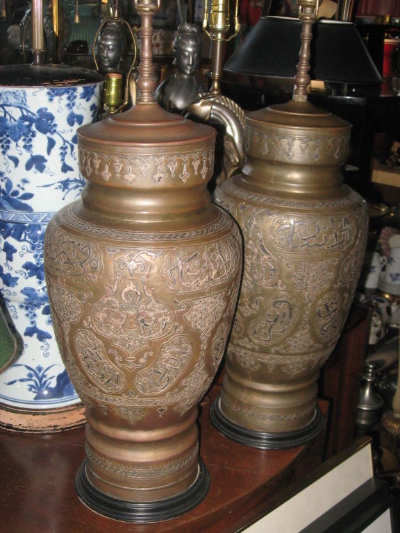 20ième siècle Paire de lampes du Moyen-Orient en laiton, cuivre et métal sterling en vente