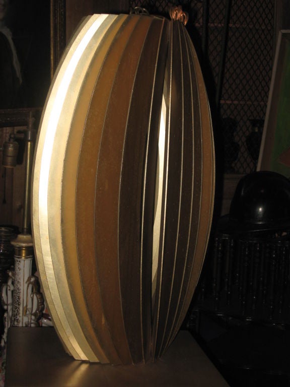 Lampadario a sospensione modernista color ottone.