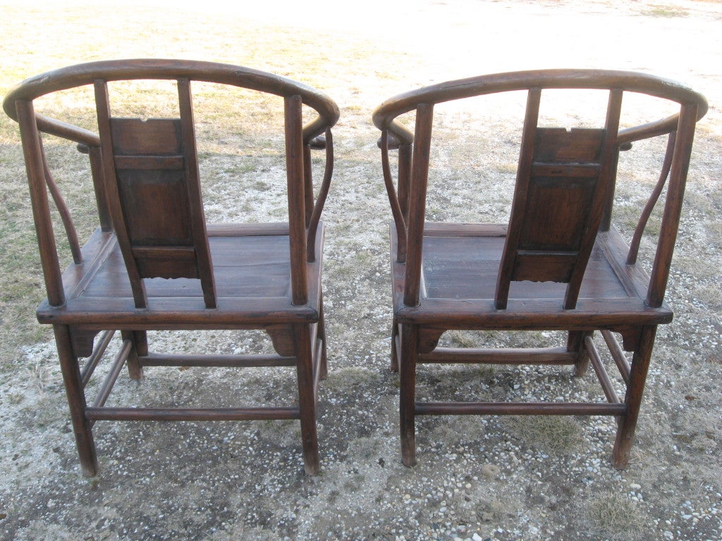 Chinois Paire de fauteuils chinois Huanghuali du 19ème siècle à dossier en fer à cheval en vente