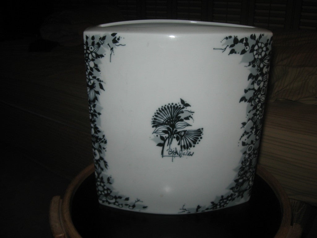Porzellanvase in Blau und Weiß signiert Bjorn Winblad für Rosenthal.