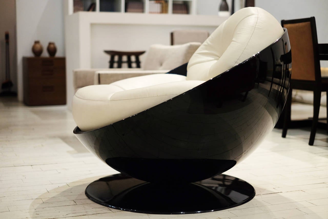 Modern Esfera Chair by Ricardo Fasanello