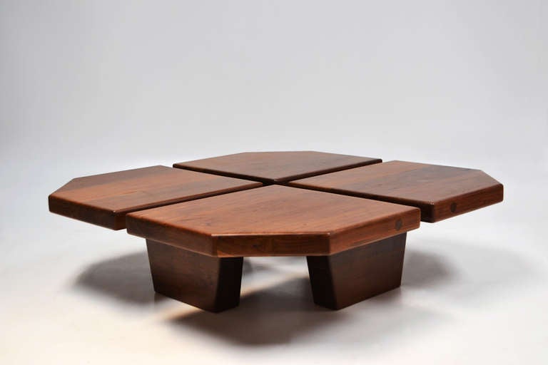 Made from solid pieces of reclaimed Ipê wood, the octagonal Itanhangá coffee table contrasts its substantial and rustic material to a light design accentuated by its floating planes and beveled edges.

Edition of 2.