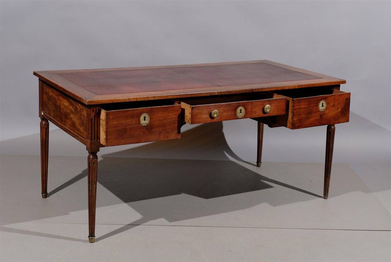 19th Century French Louis XVI Walnut Bureau Plat with Brown Leather Top and Fluted Detail