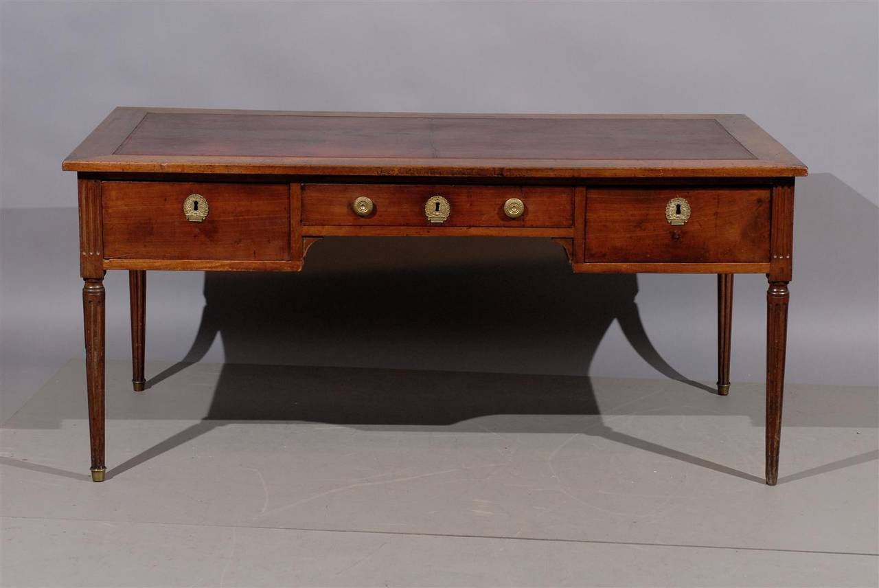French Louis XVI Walnut Bureau Plat with Brown Leather Top and Fluted Detail In Good Condition In Atlanta, GA