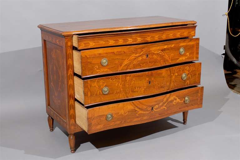 Pair of Late 18th Century Italian Neoclassical Walnut Commodes with Marquetry For Sale 1