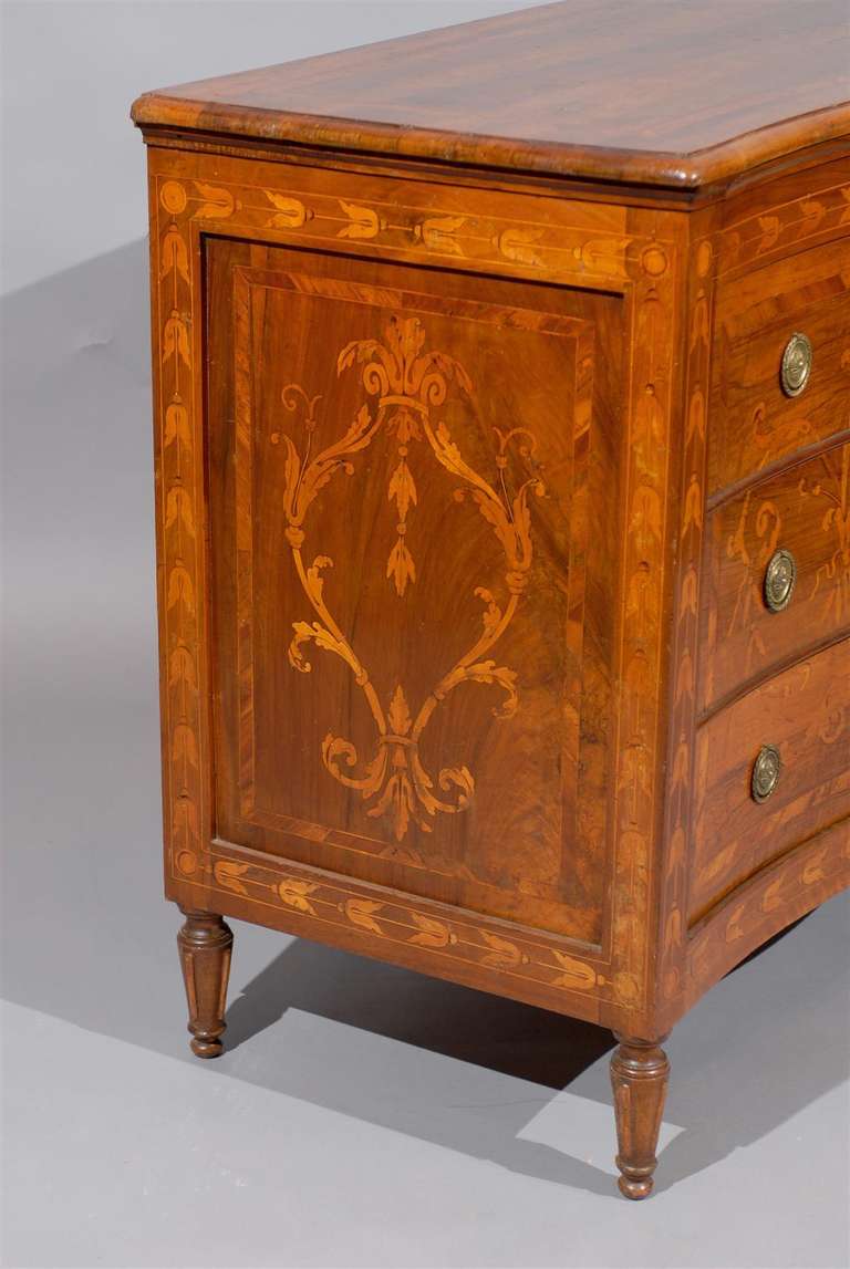 Coppia di commodes neoclassiche in noce della fine del XVIII secolo con intarsio in vendita 3