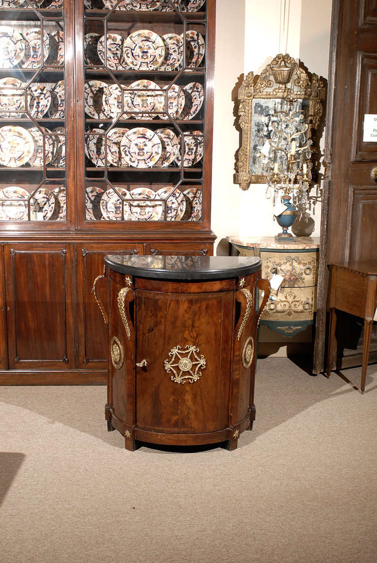 Un russo  demilune in mogano figurato con montature in ormoplu e piano in marmo nero.  

William Williams Fine Antiques: La fonte di Atlanta per gli interni antichi dal 1956.