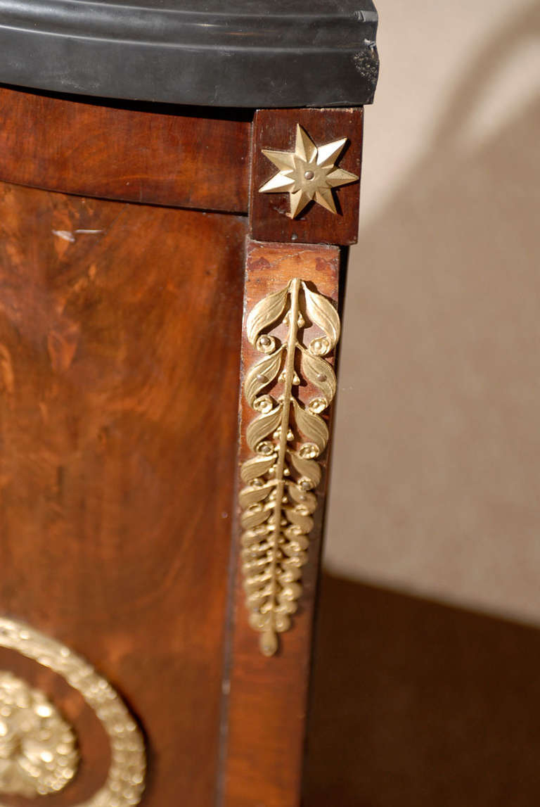 Bronze doré Demilune russe du 19ème siècle  Cabinet avec Ormolu en vente