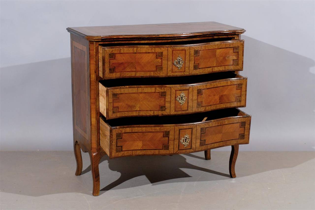 Italian Neoclassical Inlaid Commode with Serpentine Front, circa 1800 1