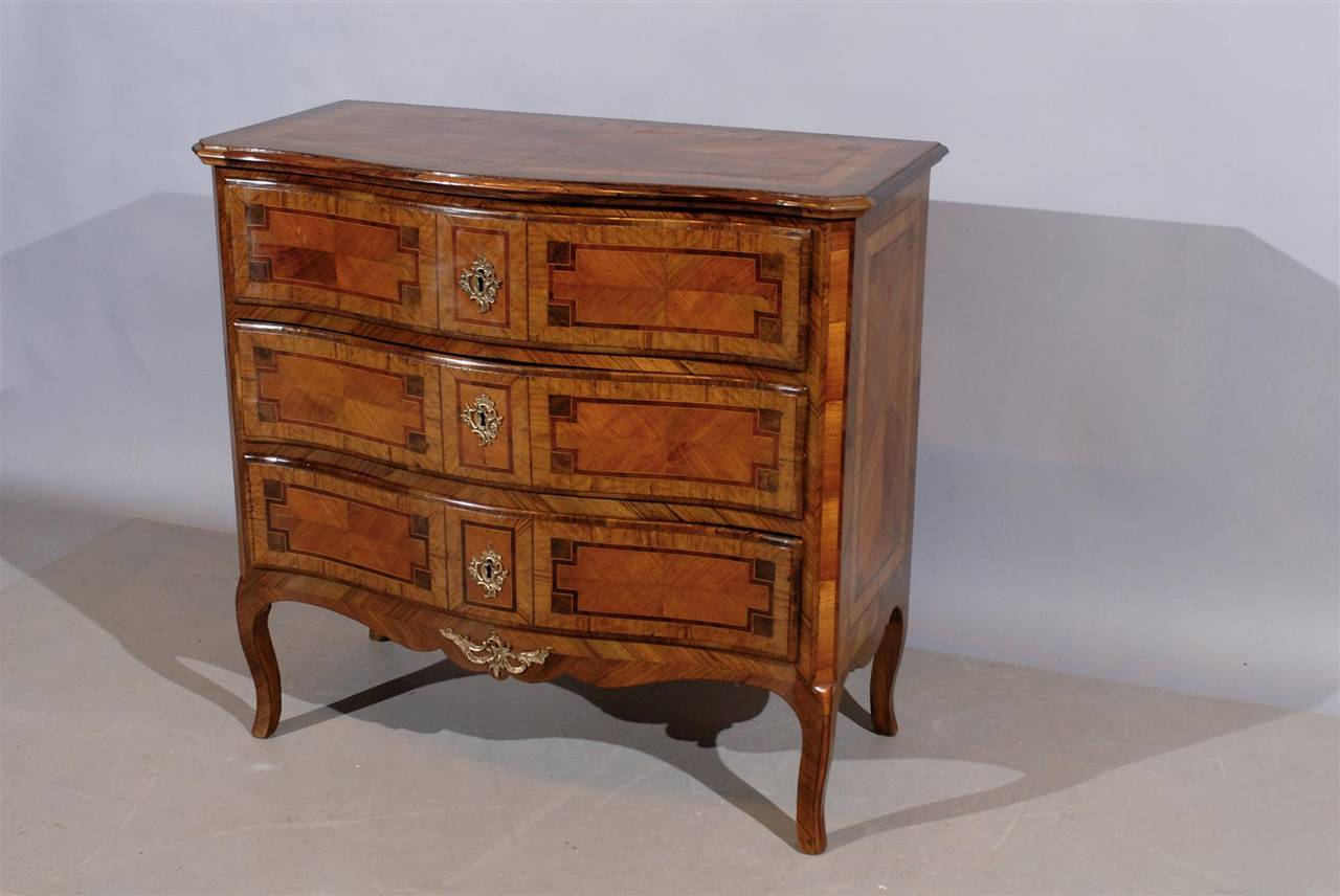 Italian Neoclassical Inlaid Commode with Serpentine Front, circa 1800 In Excellent Condition In Atlanta, GA