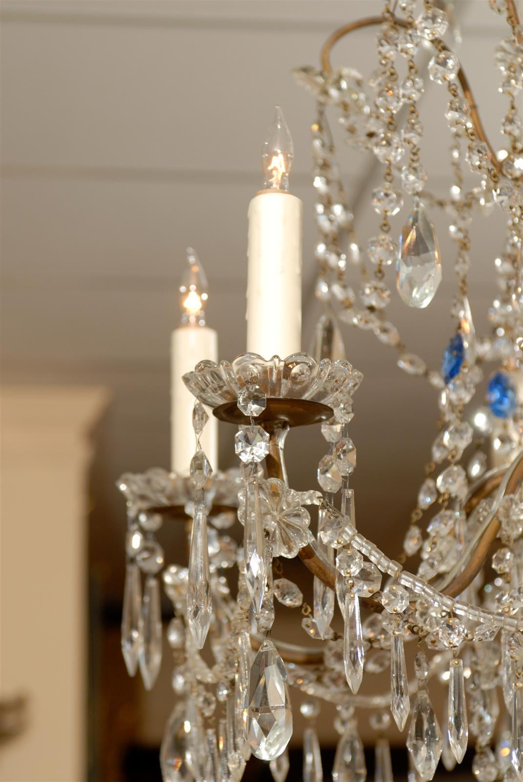 Italian Neoclassical Style Crystal and Giltwood Chandelier with Six Lights 2