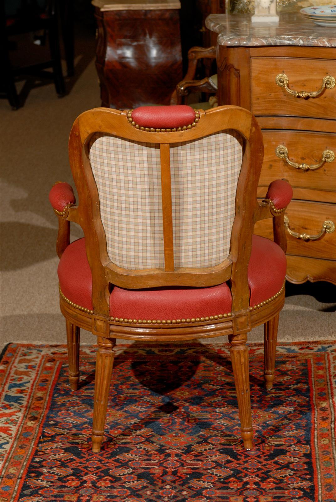 Pareja de Fauteuils franceses de transición Luis XV o Luis XVI del siglo XVIII en venta 4