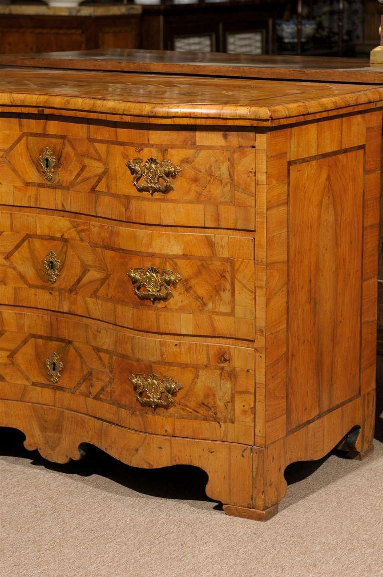 18th Century and Earlier 18th Century Walnut Inlaid Serpentine Commode, Germany