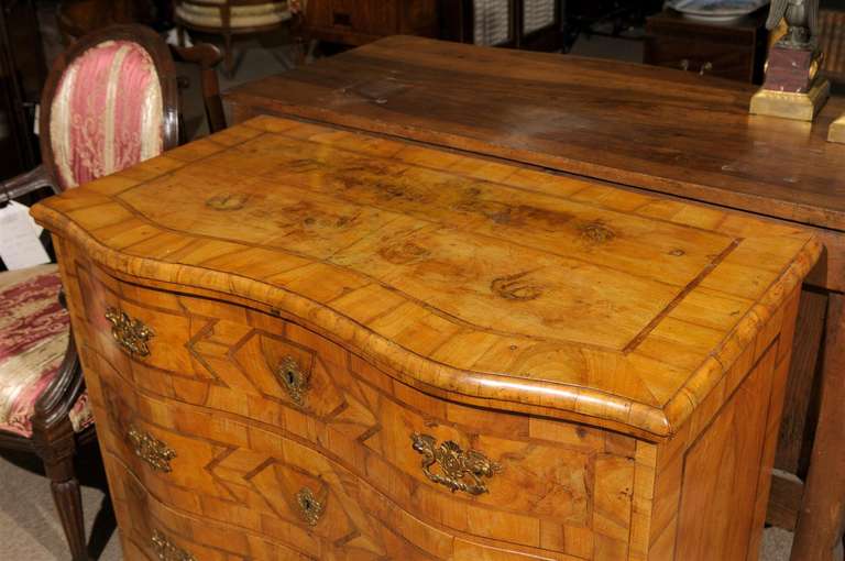 18th Century Walnut Inlaid Serpentine Commode, Germany 1