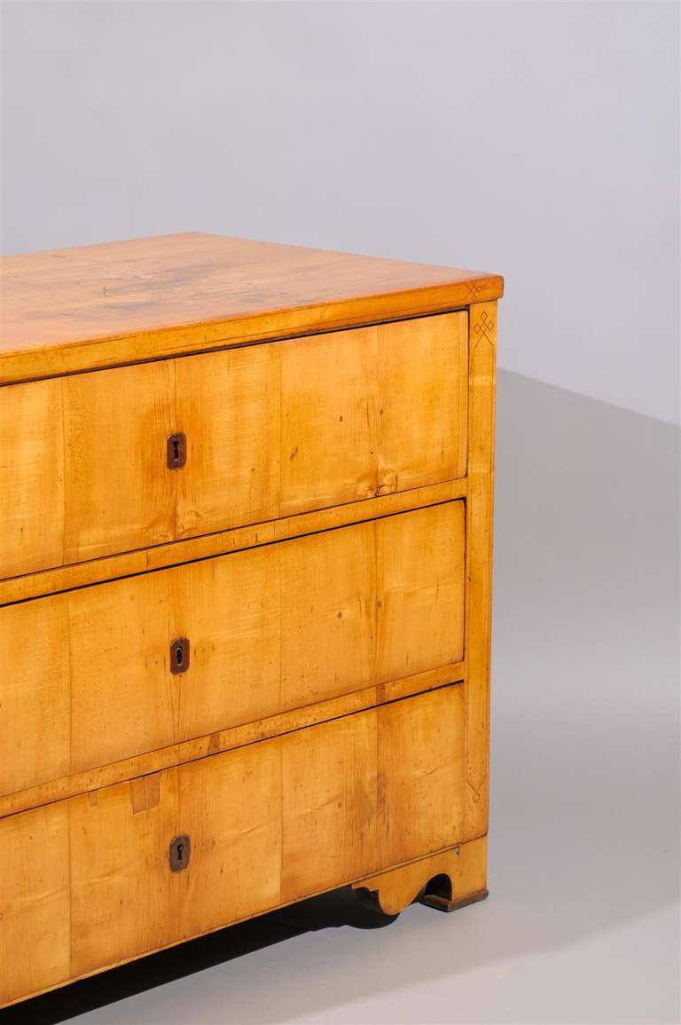 Tedesco Commode Biedermier del XIX secolo con intarsio in vendita