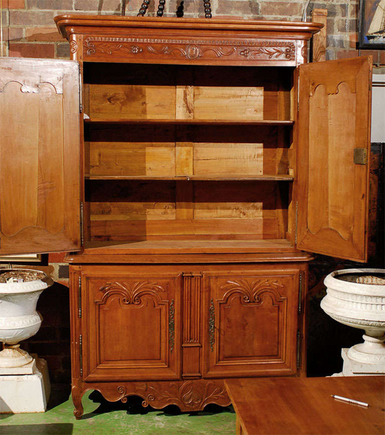 Fine Louis XV Period Buffet Deux Corps in Fruitwood, ca. 1760 In Good Condition For Sale In Atlanta, GA