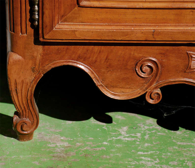 Fine Louis XV Period Buffet Deux Corps in Fruitwood, ca. 1760 For Sale 2
