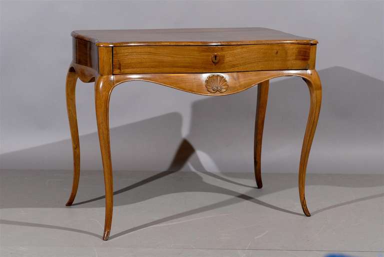 Table d'appoint de style rococo en noyer avec tiroir, façade en serpentin et tablier en forme. 

William Word Fine Antiques : La source d'Atlanta pour les intérieurs anciens depuis 1956.