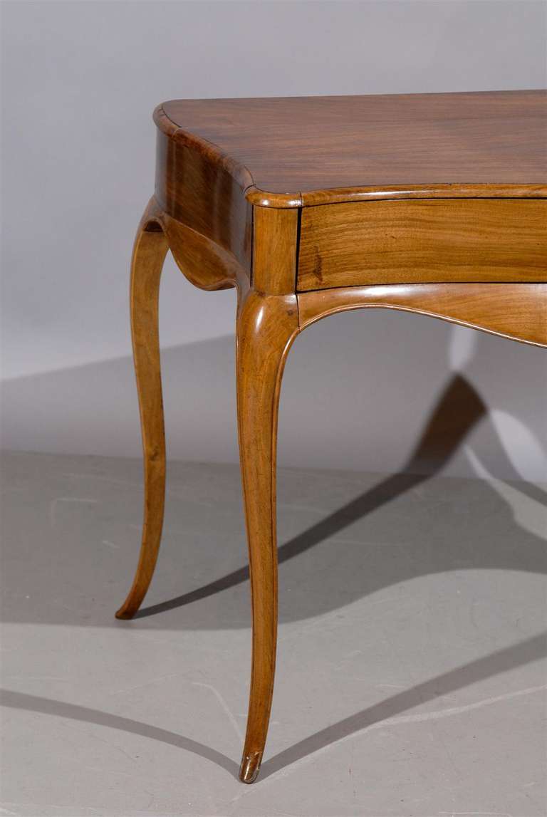 Table d'appoint italienne du 19ème siècle de style rococo en noyer avec façade serpentine Bon état - En vente à Atlanta, GA