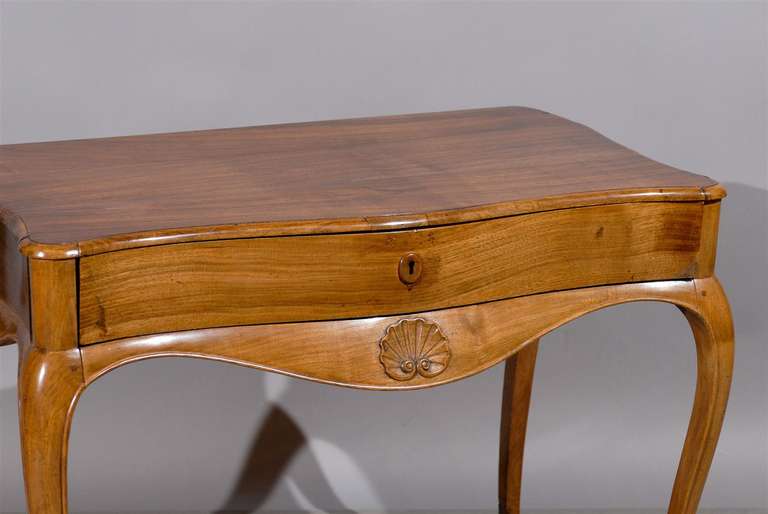 Table d'appoint italienne du 19ème siècle de style rococo en noyer avec façade serpentine en vente 2