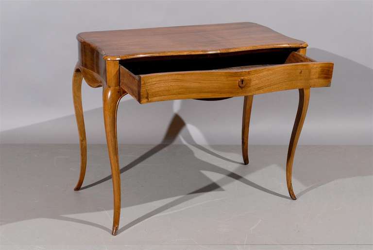 Table d'appoint italienne du 19ème siècle de style rococo en noyer avec façade serpentine en vente 3