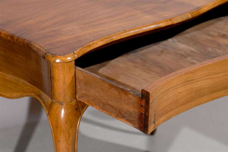 Table d'appoint italienne du 19ème siècle de style rococo en noyer avec façade serpentine en vente 4