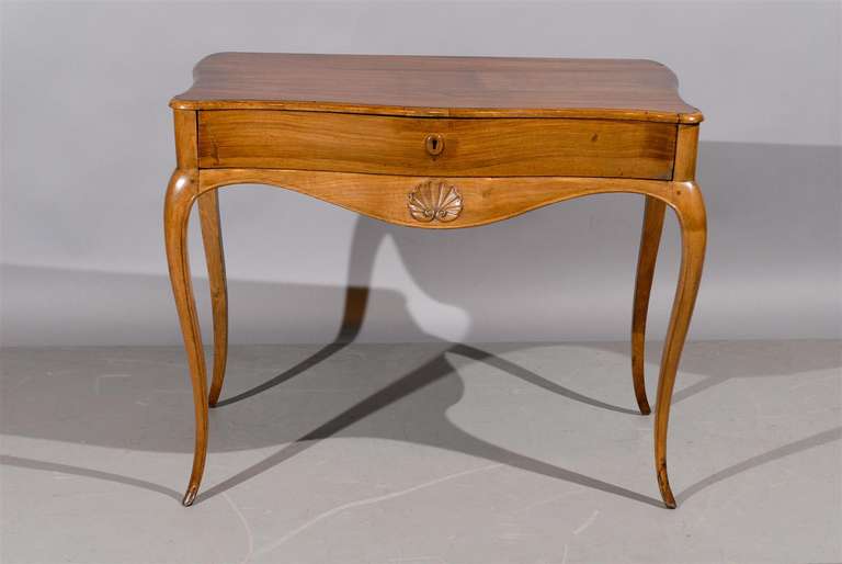 Rococo Table d'appoint italienne du 19ème siècle de style rococo en noyer avec façade serpentine en vente