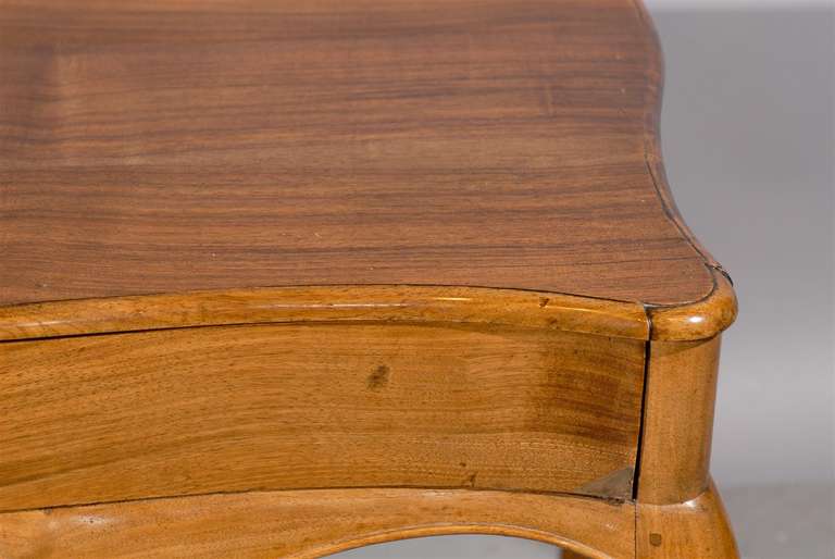 Table d'appoint italienne du 19ème siècle de style rococo en noyer avec façade serpentine en vente 1