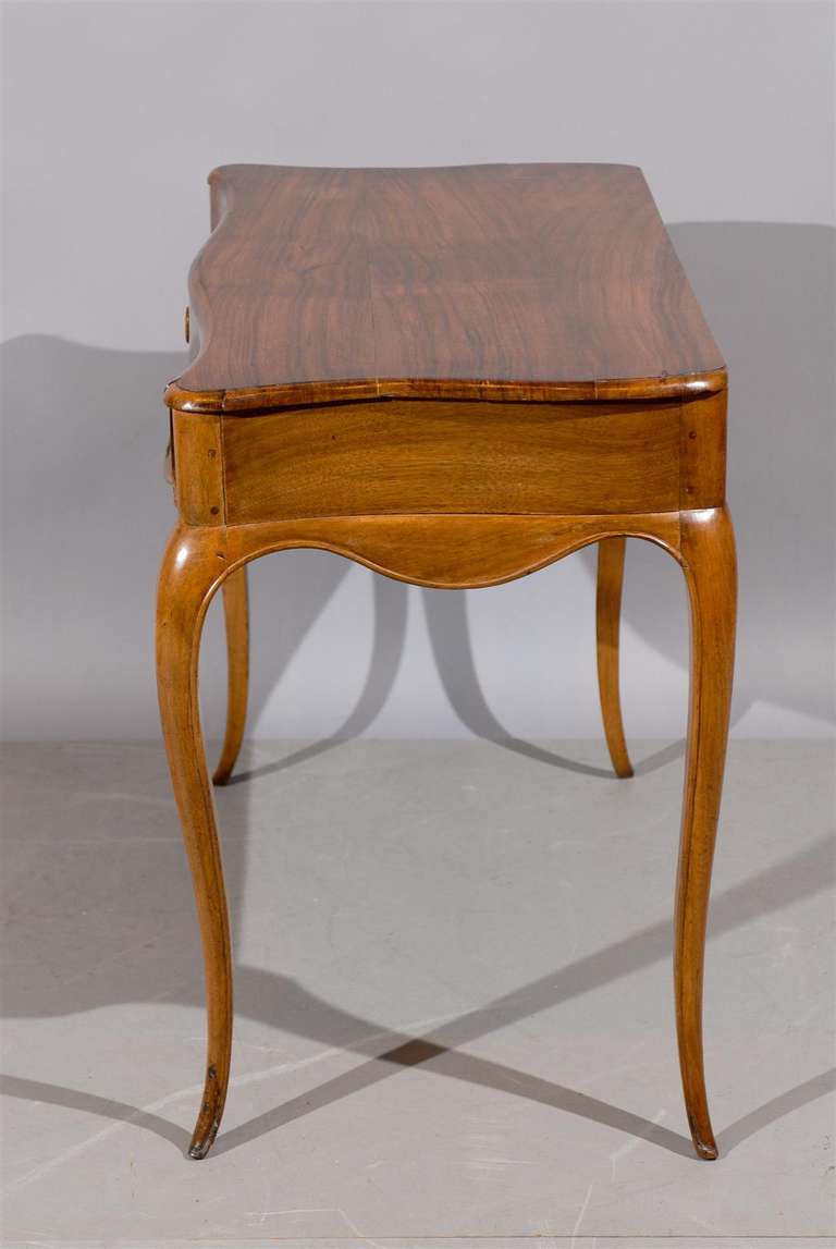 XIXe siècle Table d'appoint italienne du 19ème siècle de style rococo en noyer avec façade serpentine en vente