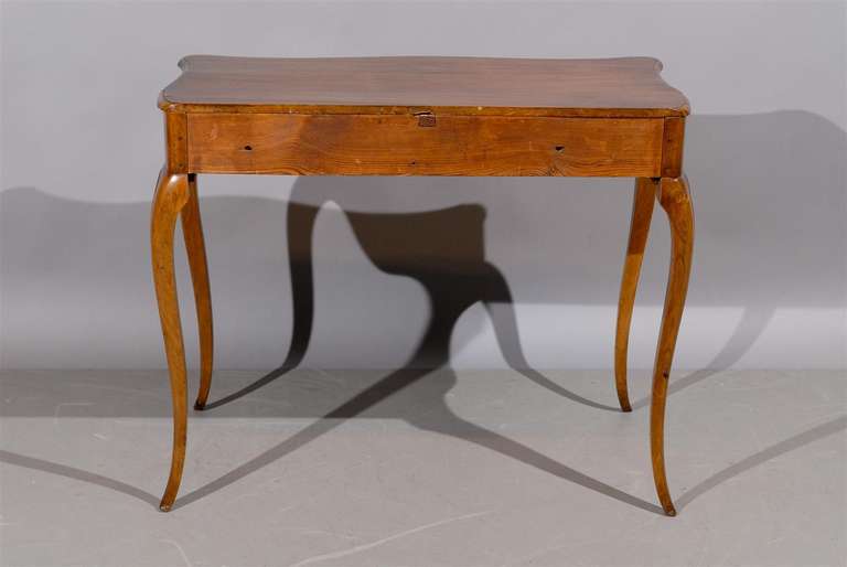 Noyer Table d'appoint italienne du 19ème siècle de style rococo en noyer avec façade serpentine en vente