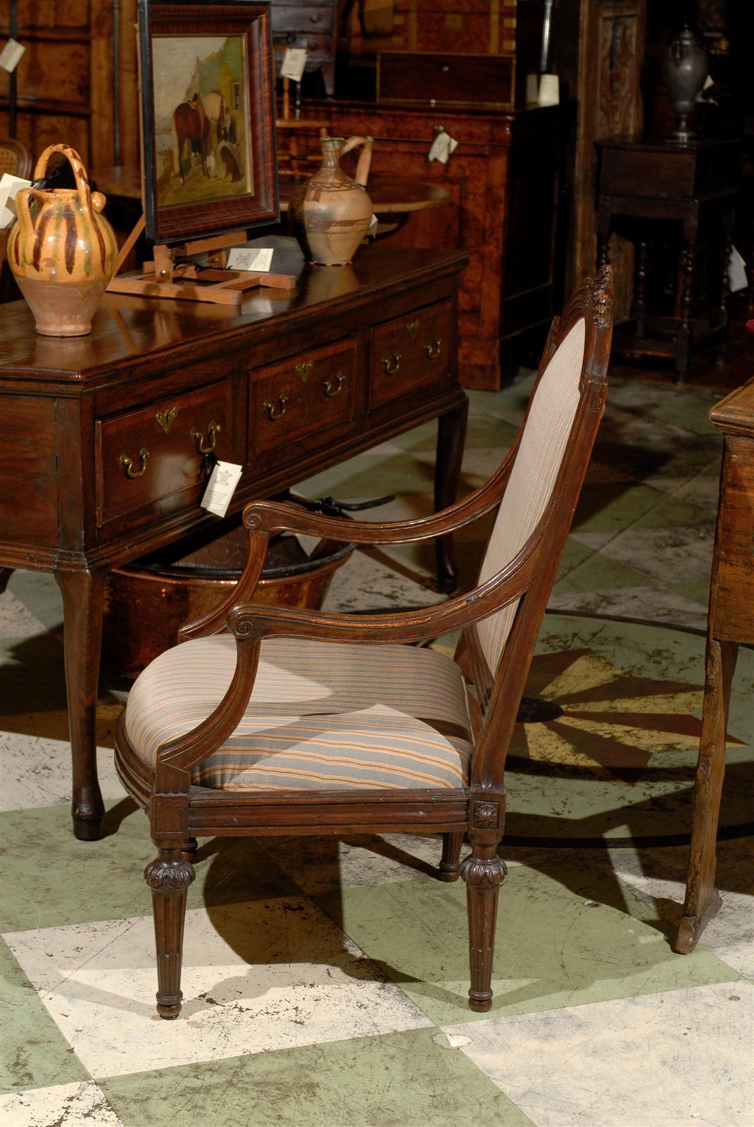 Fauteuil italiano de nogal de época neoclásica siglo XVIII en venta
