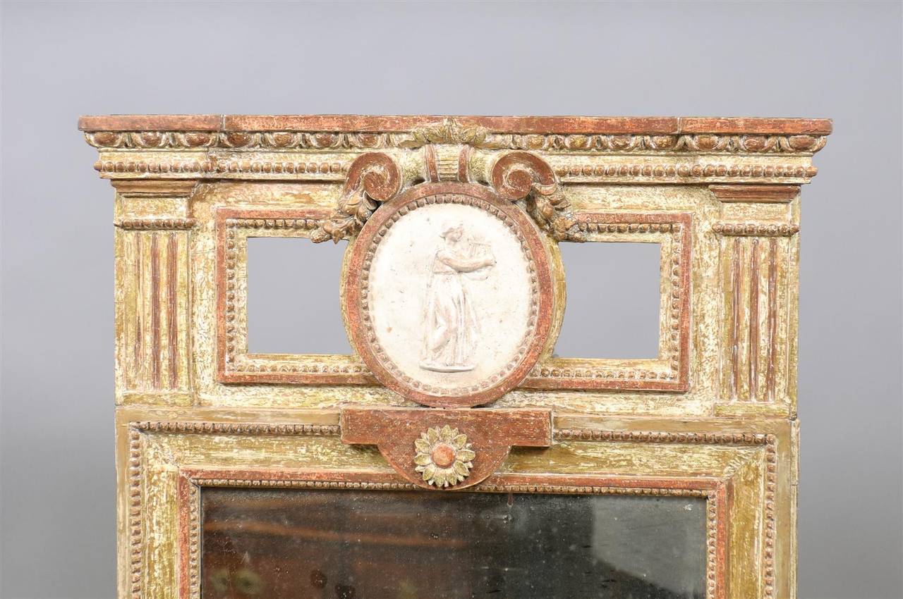 Svedese Grande specchio svedese in legno dorato del XVIII secolo con medaglione centrale in vendita