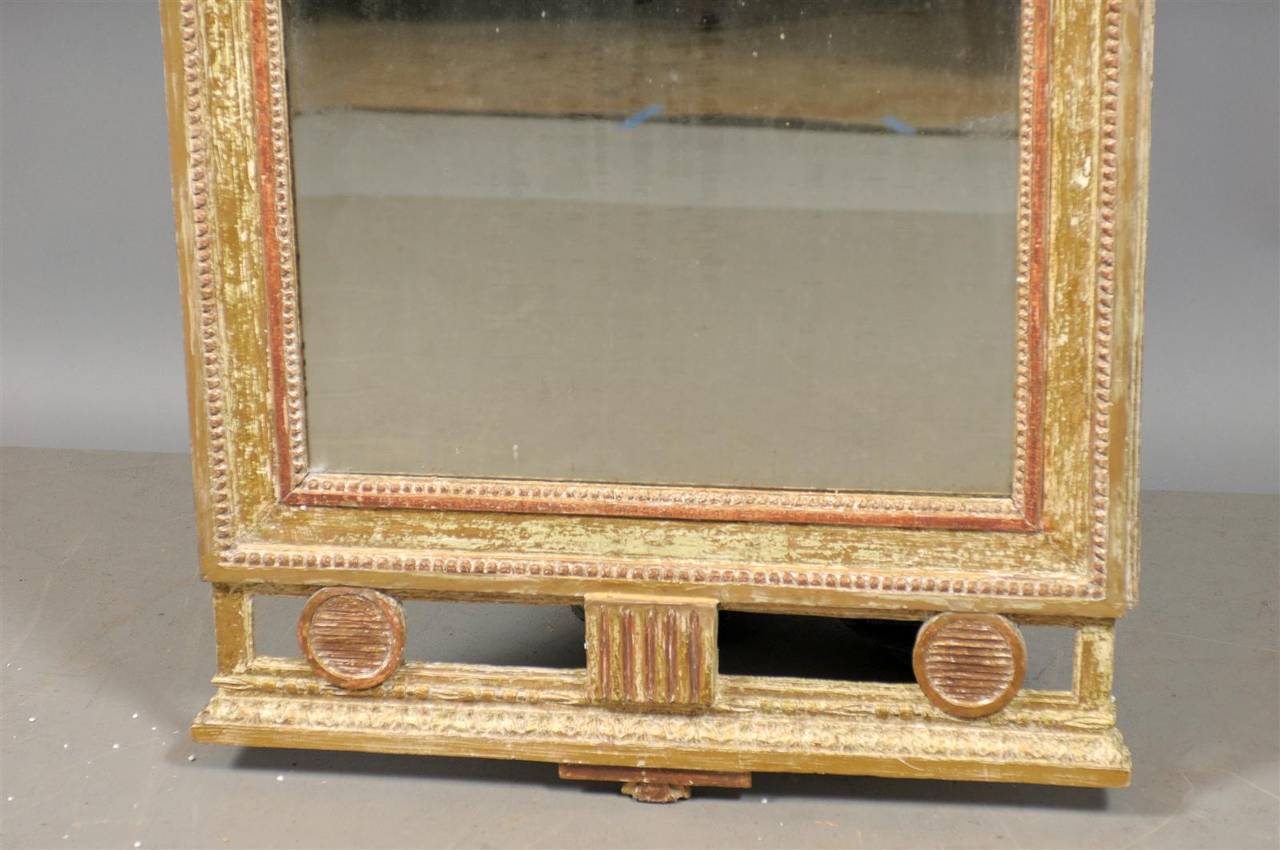 Grande specchio svedese in legno dorato del XVIII secolo con medaglione centrale in vendita 1
