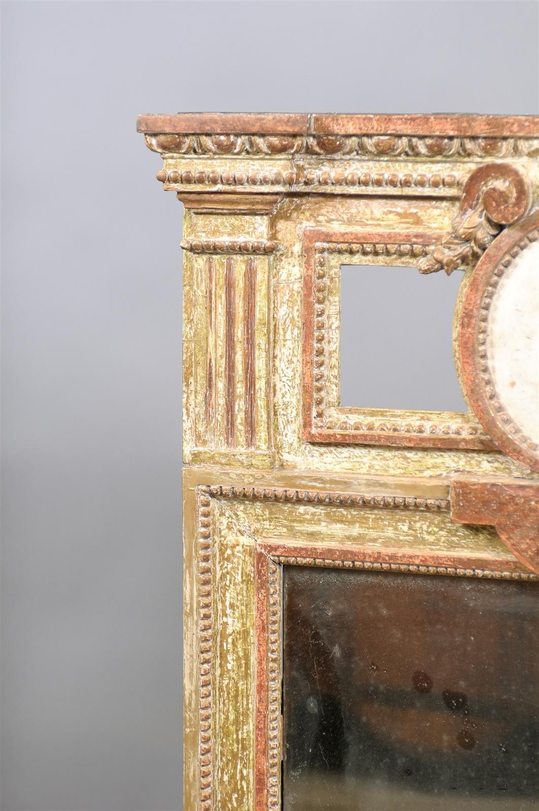 Grande specchio svedese in legno dorato del XVIII secolo con medaglione centrale in vendita 4