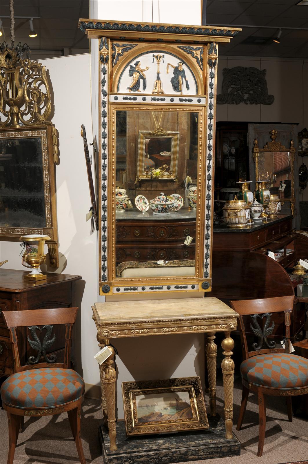 Suédois Miroir néoclassique suédois en bois doré et peint en vert, vers 1820 en vente
