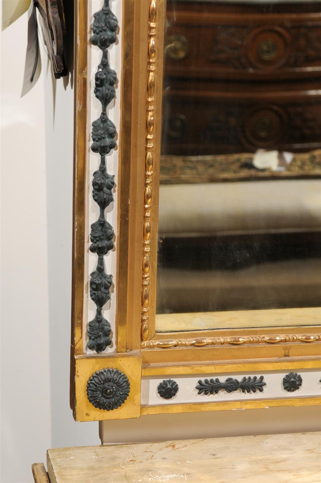 Inizio XIX secolo Specchio neoclassico svedese in legno dorato e dipinto di verde, 1820 circa in vendita