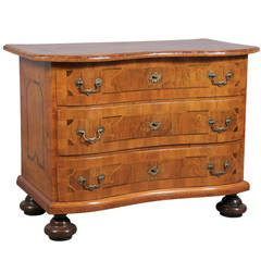18th Century Serpentine Commode in Walnut 2