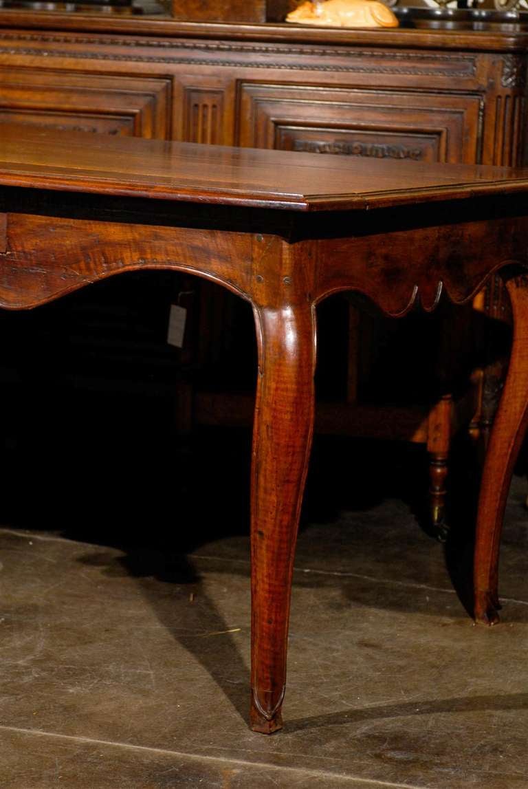 French 1860s Walnut Console Table with Exquisite Carved Apron and Cabriole Legs For Sale 3
