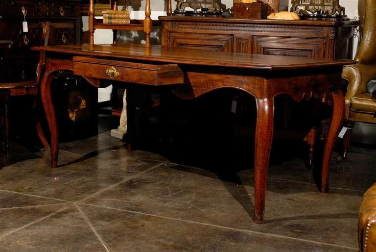 French 1860s Walnut Console Table with Exquisite Carved Apron and Cabriole Legs For Sale 1