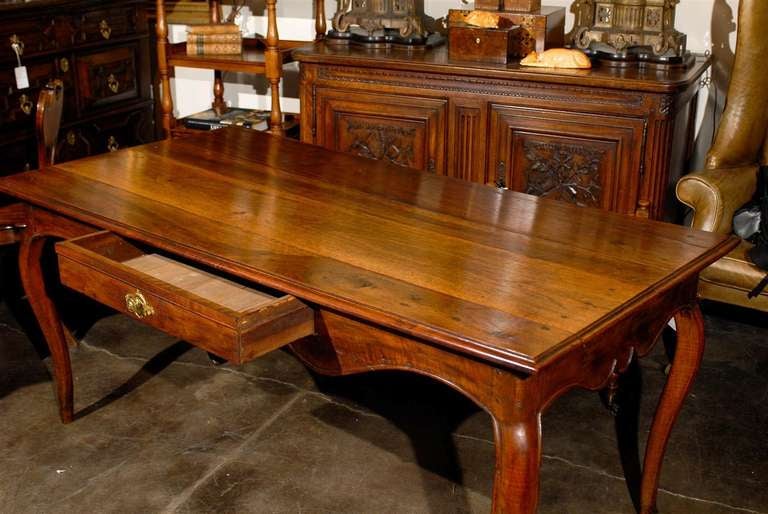 French 1860s Walnut Console Table with Exquisite Carved Apron and Cabriole Legs In Good Condition For Sale In Atlanta, GA