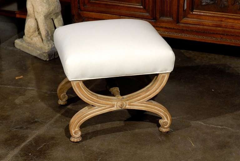 Französischer X-Frame-Hocker aus der Mitte des 20. Jahrhunderts mit gepolstertem Sitz und verblichenem Holz (Gemalt)