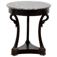 Mesa Guéridon francesa estilo Directoire de la década de 1880 de madera ebonizada con motivos de cisnes