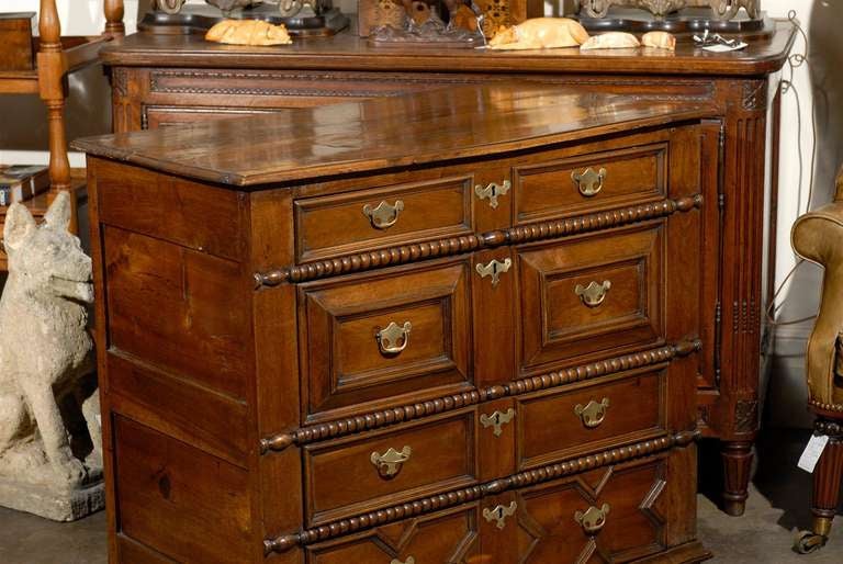 Ottone Cassettiera a cinque cassetti in noce inglese dell'inizio del XIX secolo con fronte geometrico in vendita