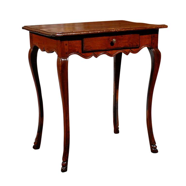 French 18th Century Pine Side Table with Scalloped Apron and Cabriole Legs For Sale 1