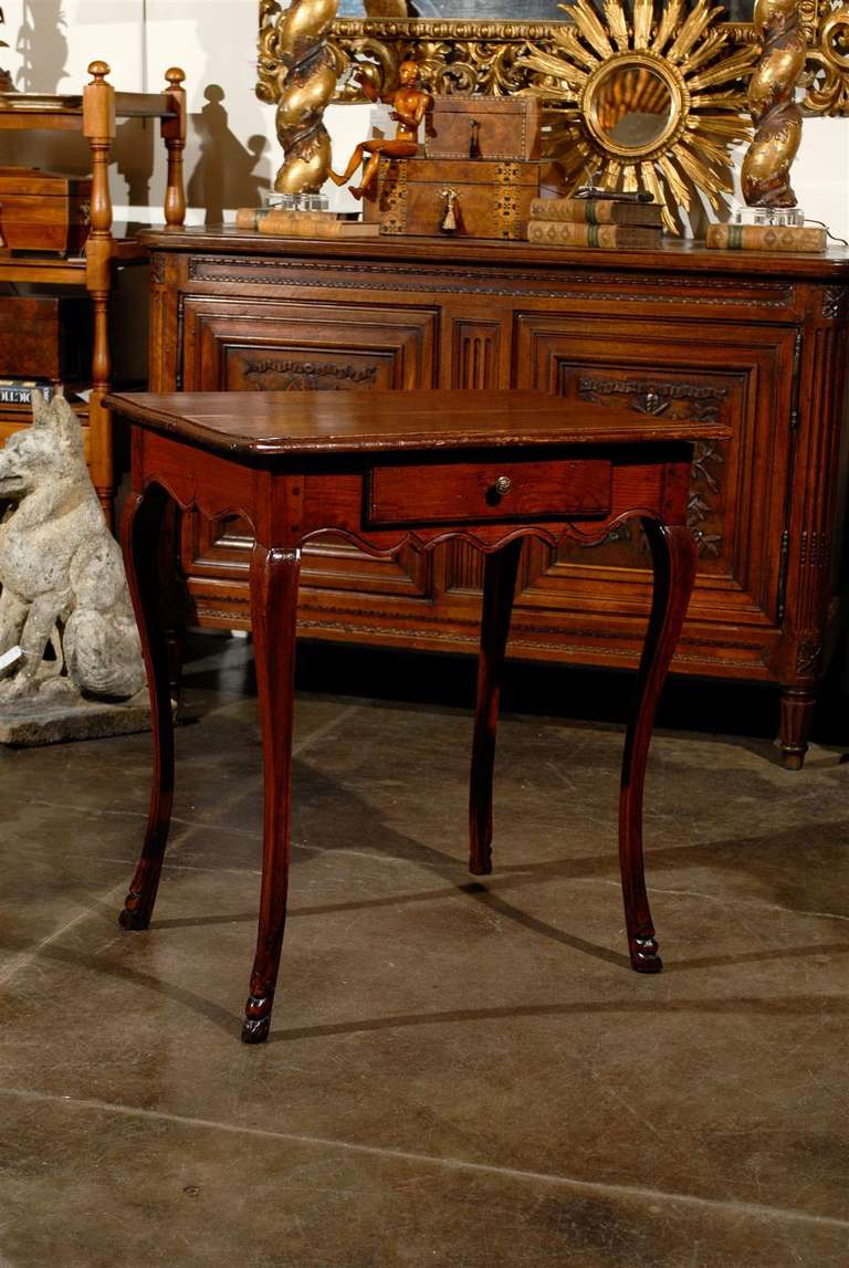 French 18th Century Pine Side Table with Scalloped Apron and Cabriole Legs For Sale 2