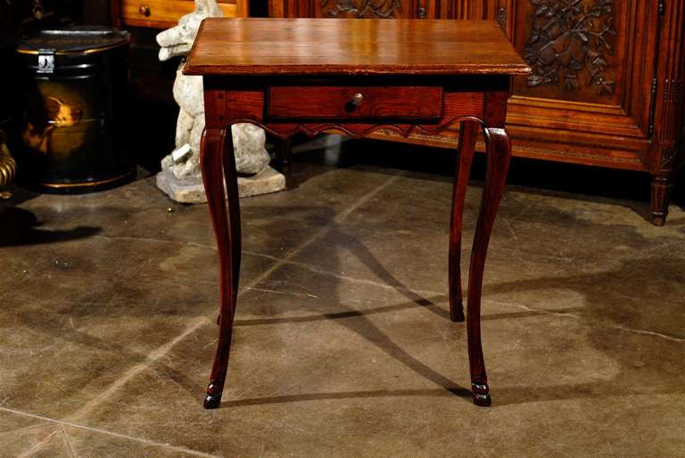 Louis XV Table d'appoint française du 18ème siècle avec tablier festonné et pieds cabriole en vente