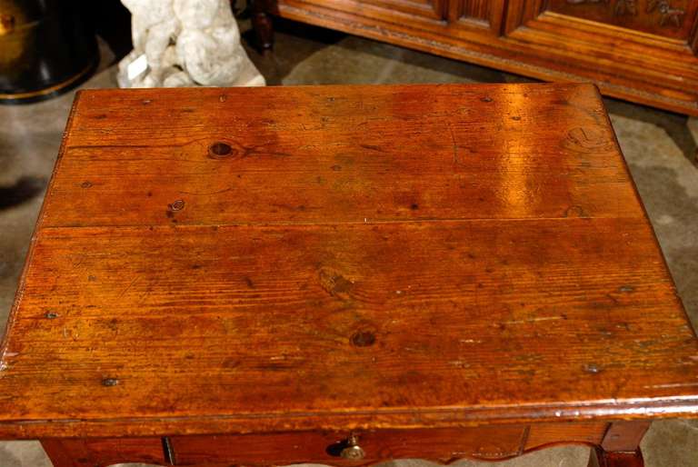 Français Table d'appoint française du 18ème siècle avec tablier festonné et pieds cabriole en vente