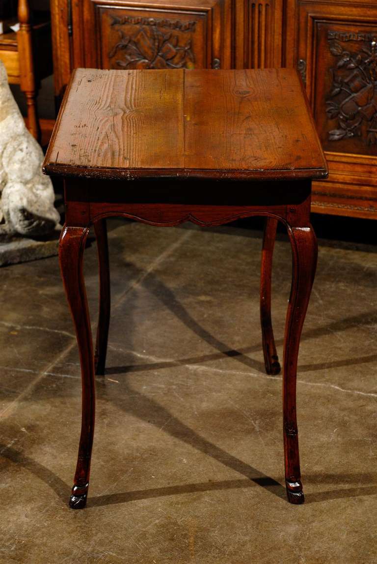 French 18th Century Pine Side Table with Scalloped Apron and Cabriole Legs In Good Condition For Sale In Atlanta, GA