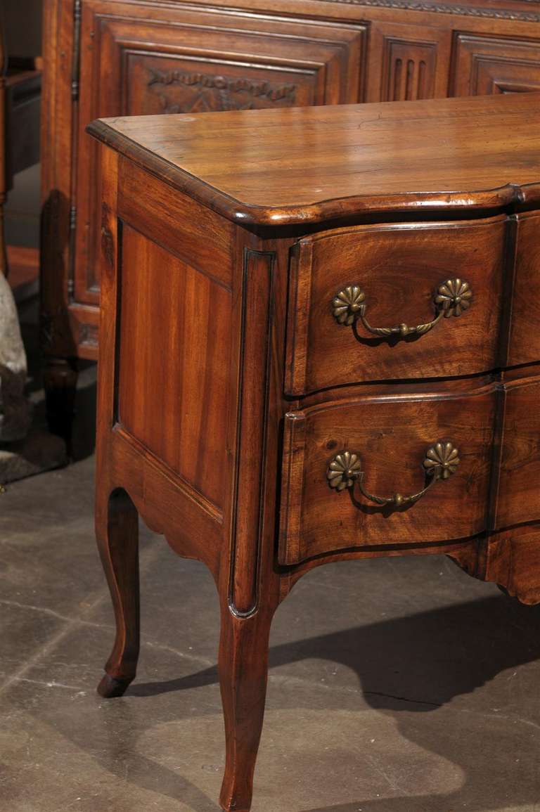 French 1840s Serpentine Two-Drawer Commode with Cabriole Legs and Carved Skirt 2