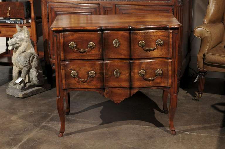 French 1840s Serpentine Two-Drawer Commode with Cabriole Legs and Carved Skirt In Good Condition In Atlanta, GA